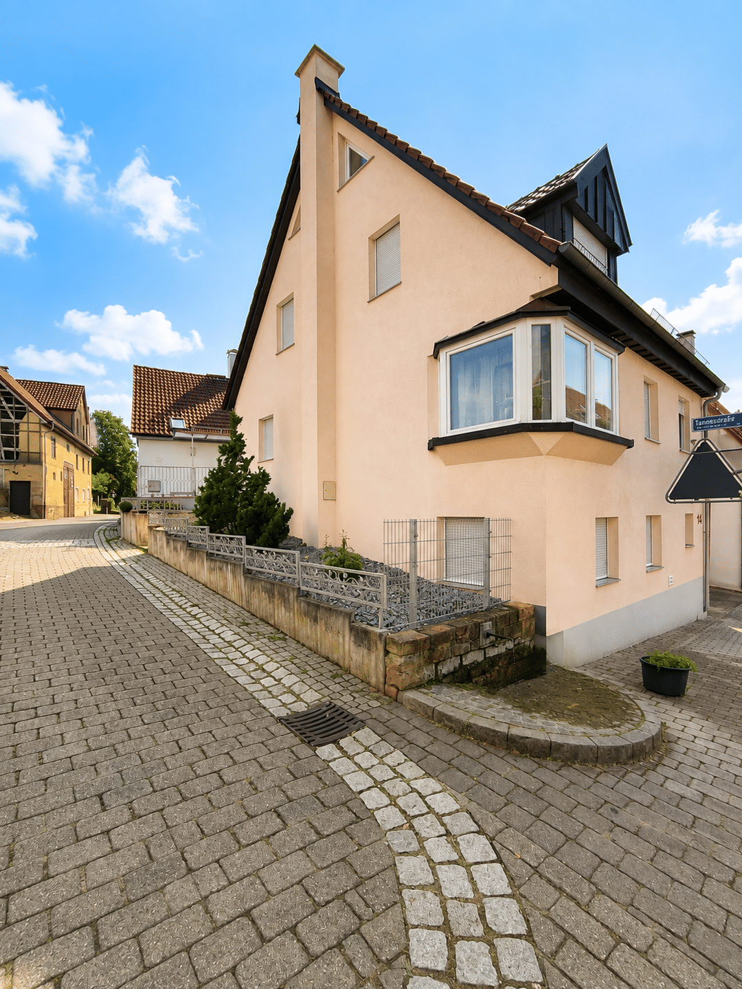 Charmantes Einfamilienhaus mit ELW, Garage & Terrasse in Plochingen, 73207 Plochingen