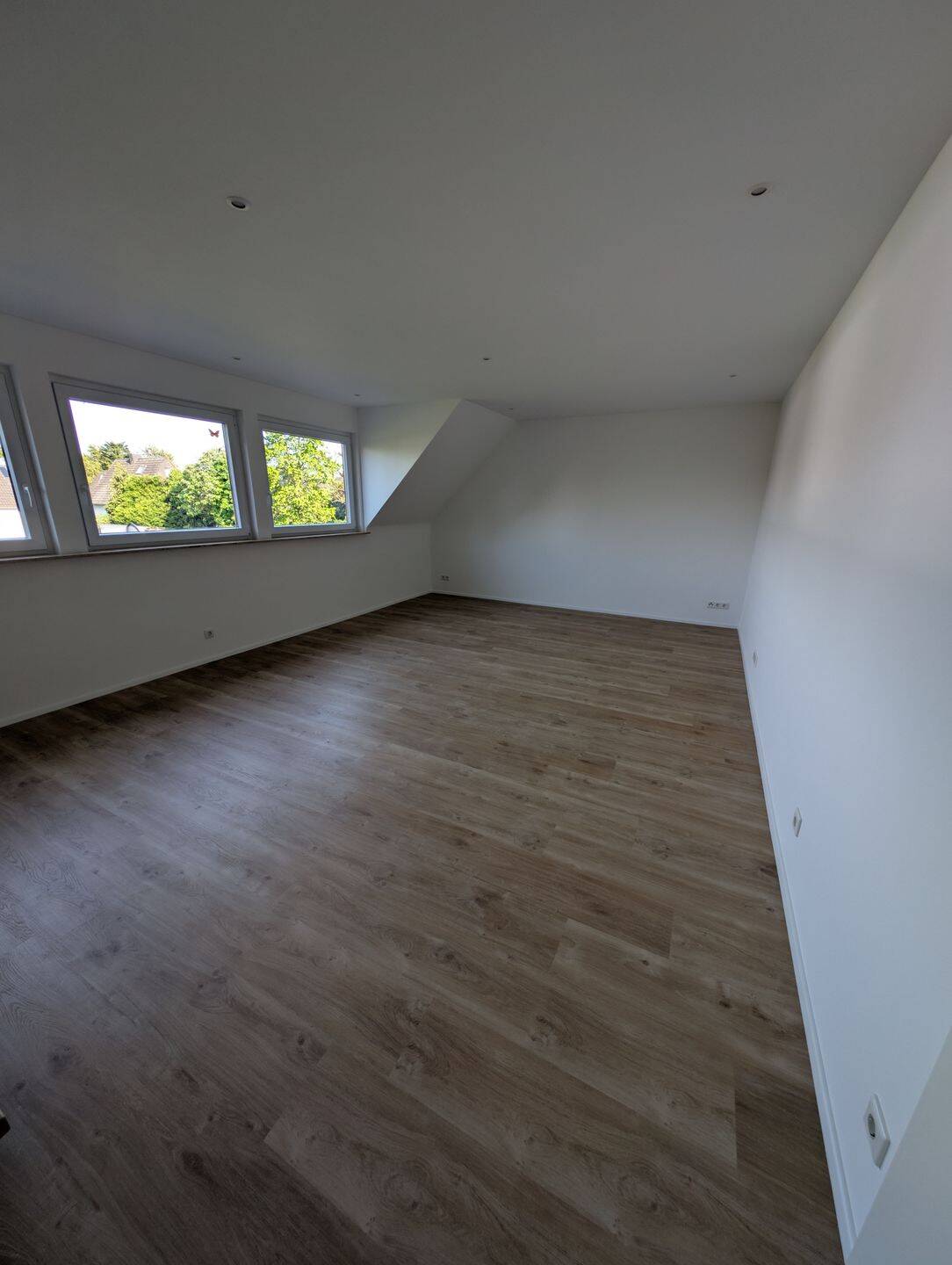 Erstbezug nach Kernsanierung: Helle Maisonette mit 2 Wohnräumen + 2 ausgebauten DG-Räumen, 47809 Krefeld
