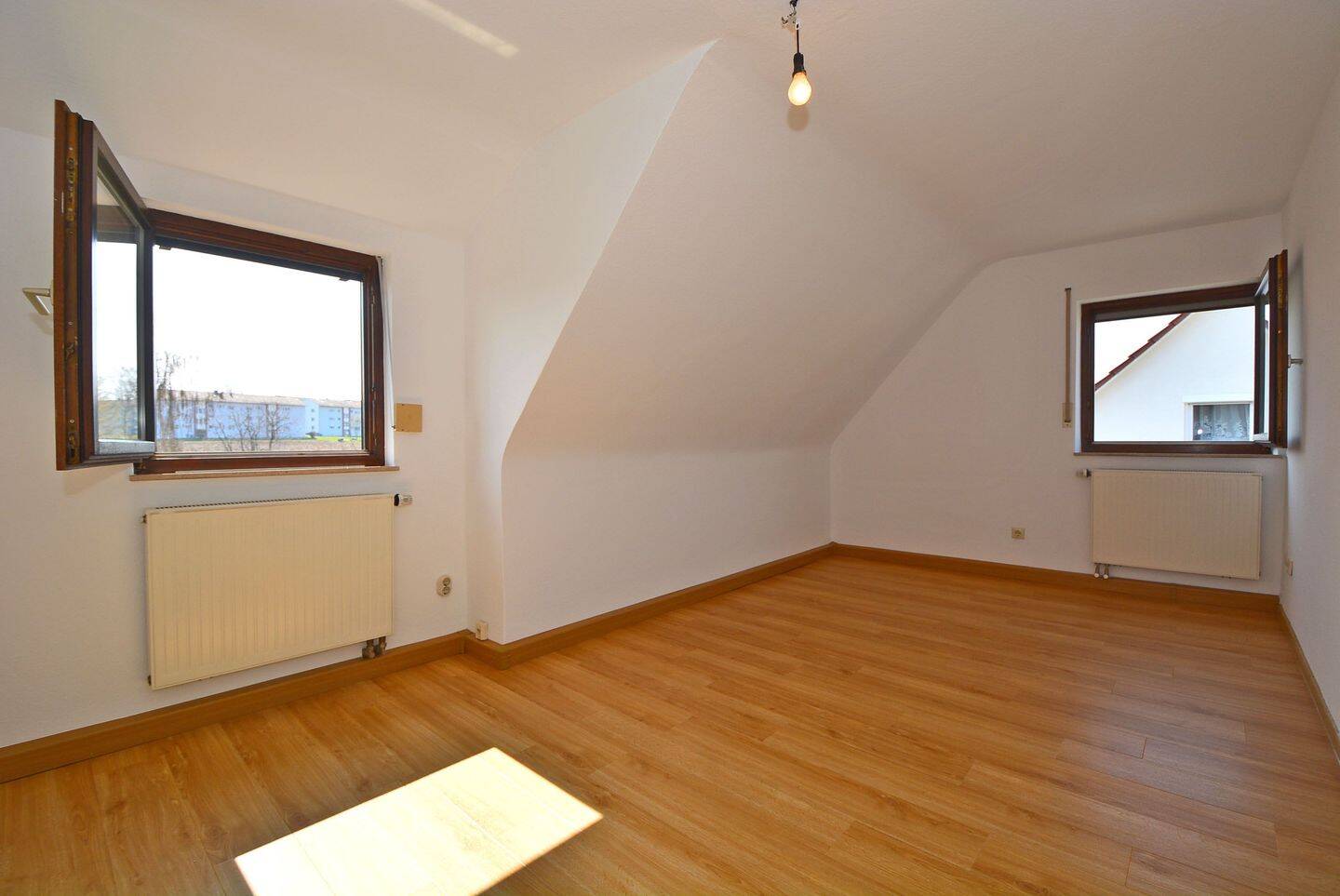 +++ gemütliche Dachgeschoss-Etage im 3-FH – grün & ruhig – Bad mit Fenster & Dusche – inklusive Einbauküche +++, 70439 Stuttgart (Neuwirtshaus Stammheim Zuffenhausen)