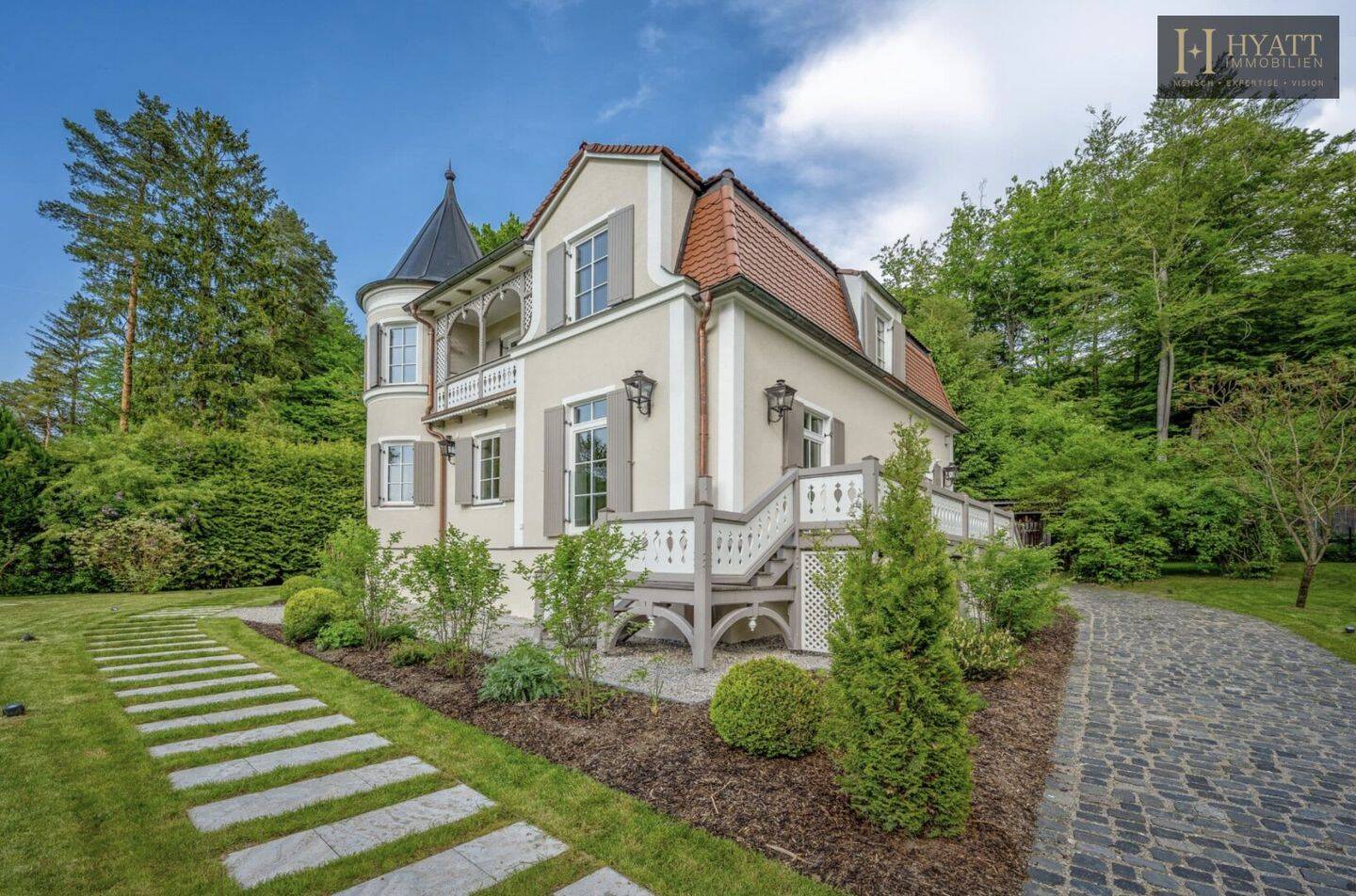 Ein Zuhause mit Charakter – historische Turmvilla auf parkähnlichem Grundstück, 82211 Herrsching a. Ammersee
