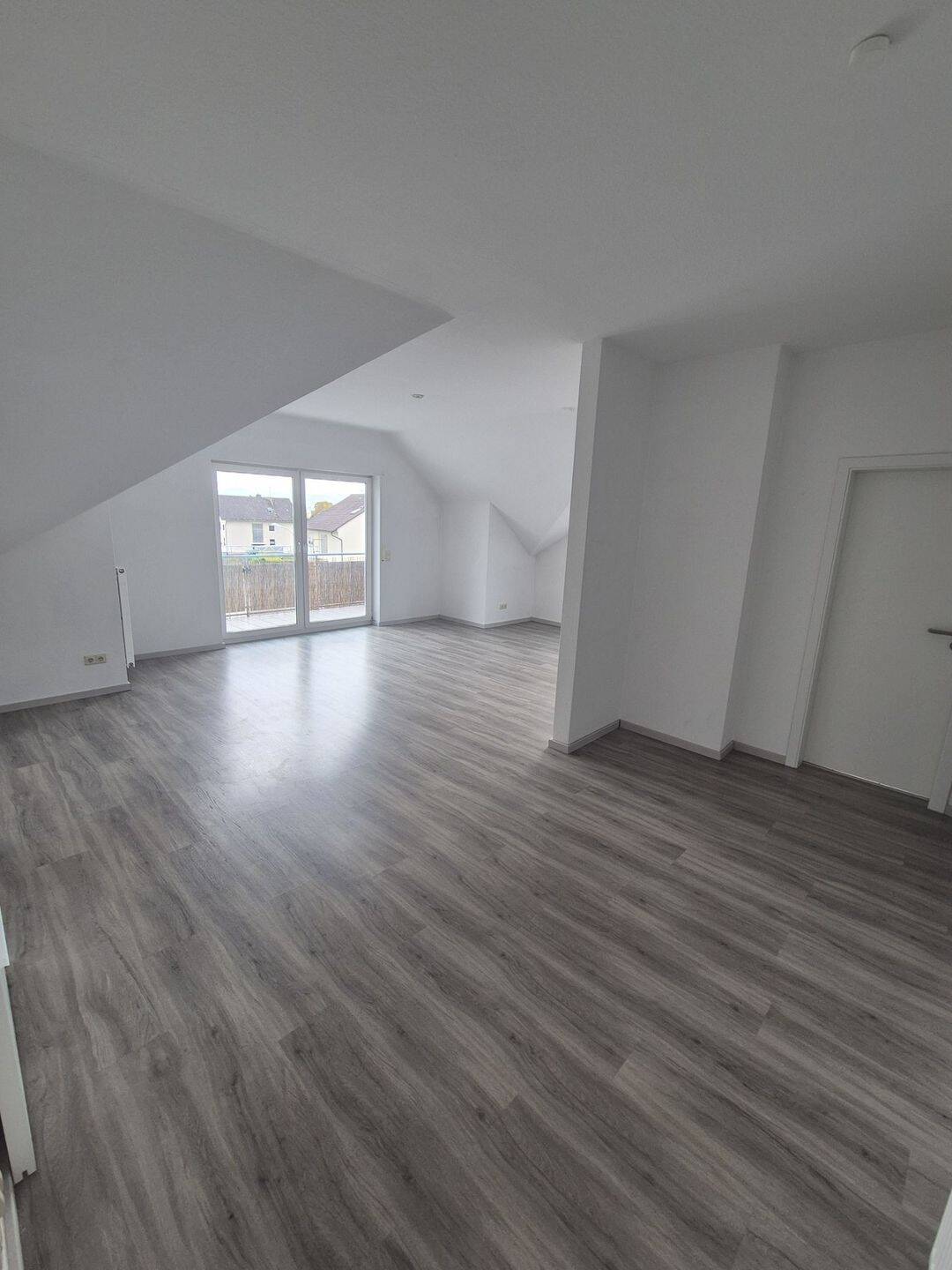 Offener Grundriss, 3 Zimmermit, Süd Balkon und Stellplatz in Jügesheim, 63110 Rodgau