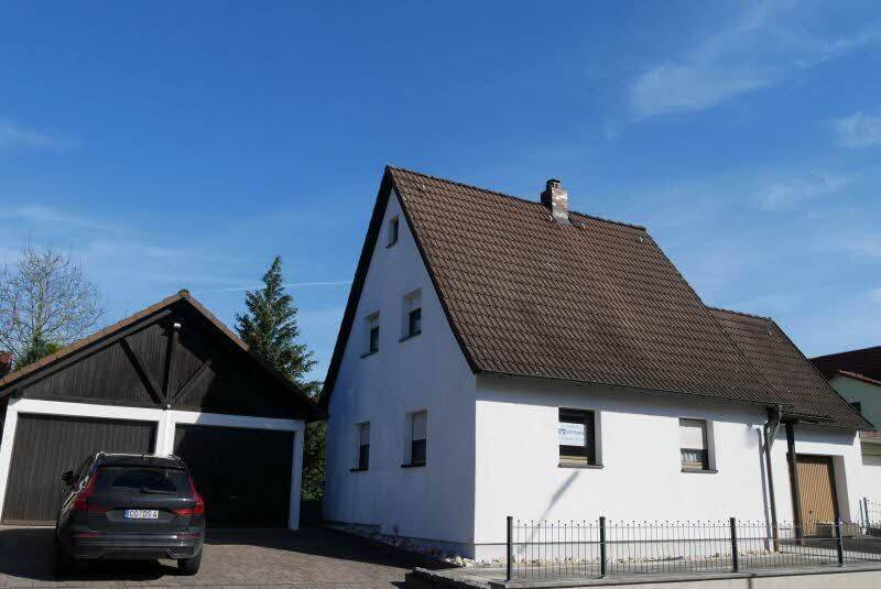 Wohnhaus mit großem Grundstück in guter Lage, 96487 Dörfles-Esbach