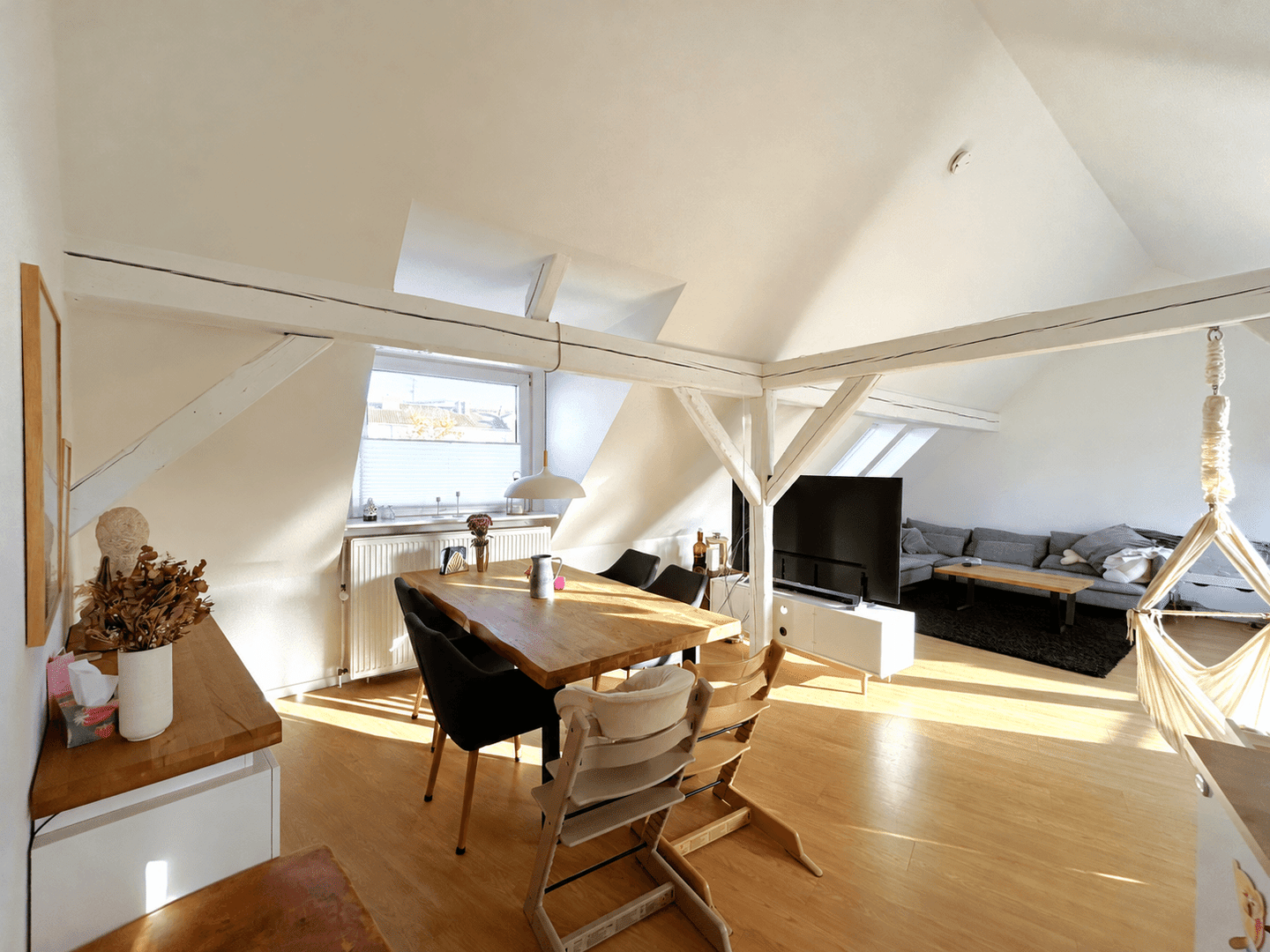 Altbaucharme trifft Dachgeschossflair | 4 Zimmerwohnung mit Balkon am Aegi!, 30171 Hannover