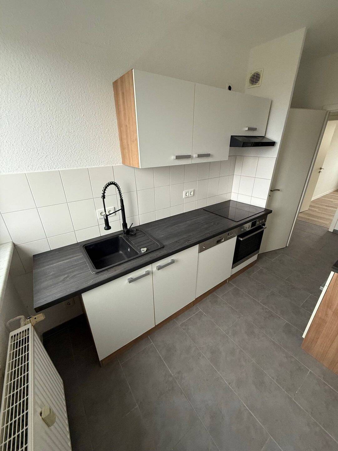 3- Raum Wohnung mit Einbauküche, Duschbad und Balkon, 6132 Halle (Saale) (Ammendorf-Beesen Planena Radewell-Osendorf Silberhöhe)