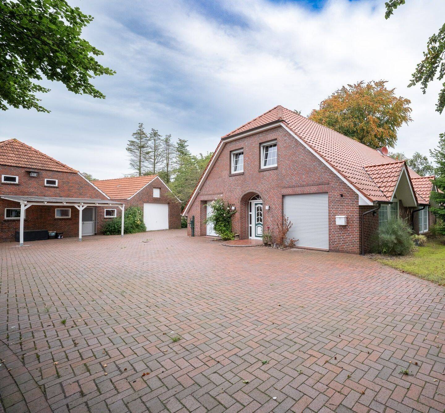 Pferdehaltung mit Reitplatz und traumhaftem Landhaus mit modernisiertem Wohnhaus, 26607 Aurich