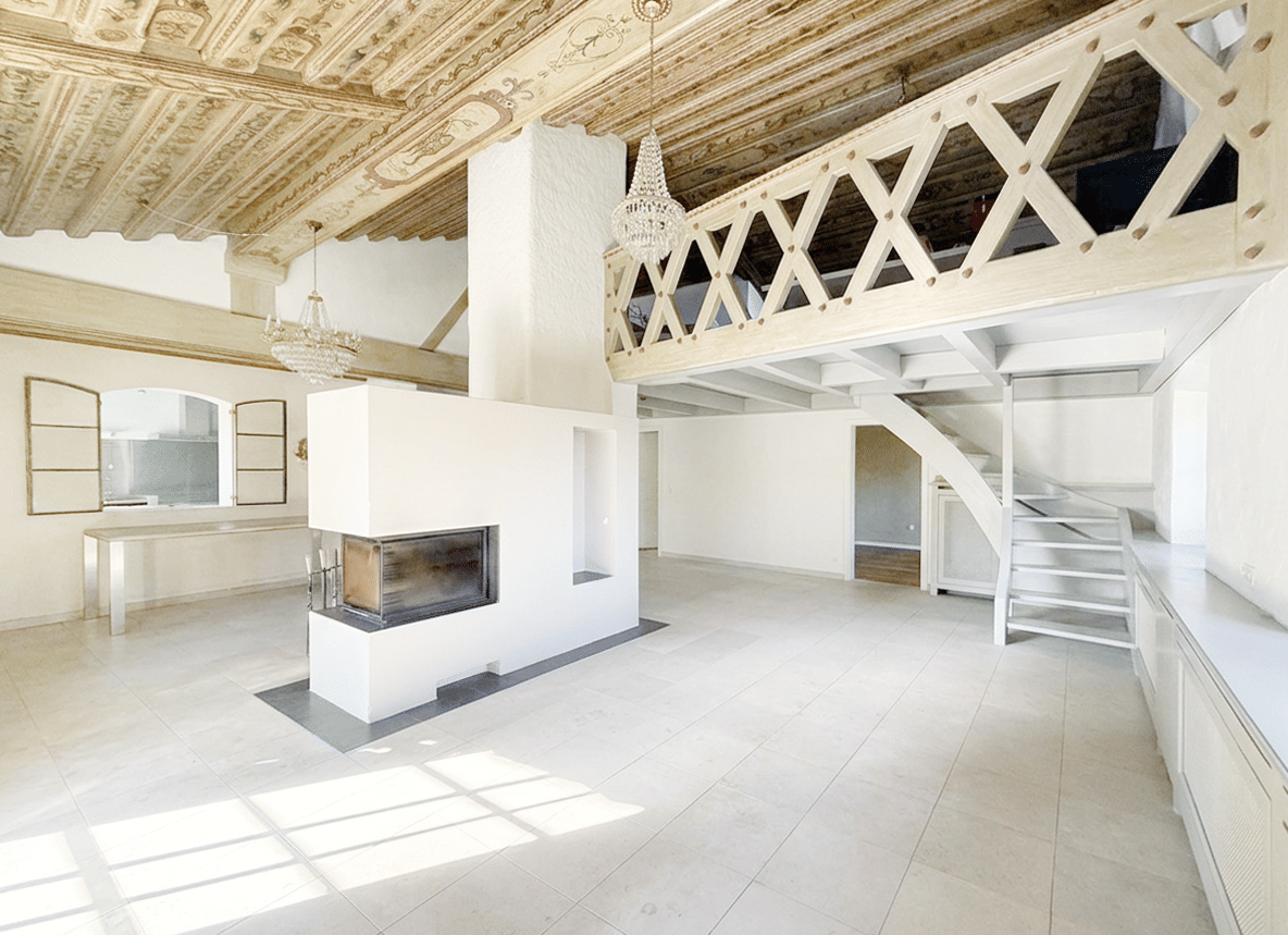 Besondere 120 m2 große 3,5-Zimmer Galerie Wohnung im gepflegten historischen Haus in Gollenshausen, 83257 Gstadt a. Chiemsee (Gstadt)