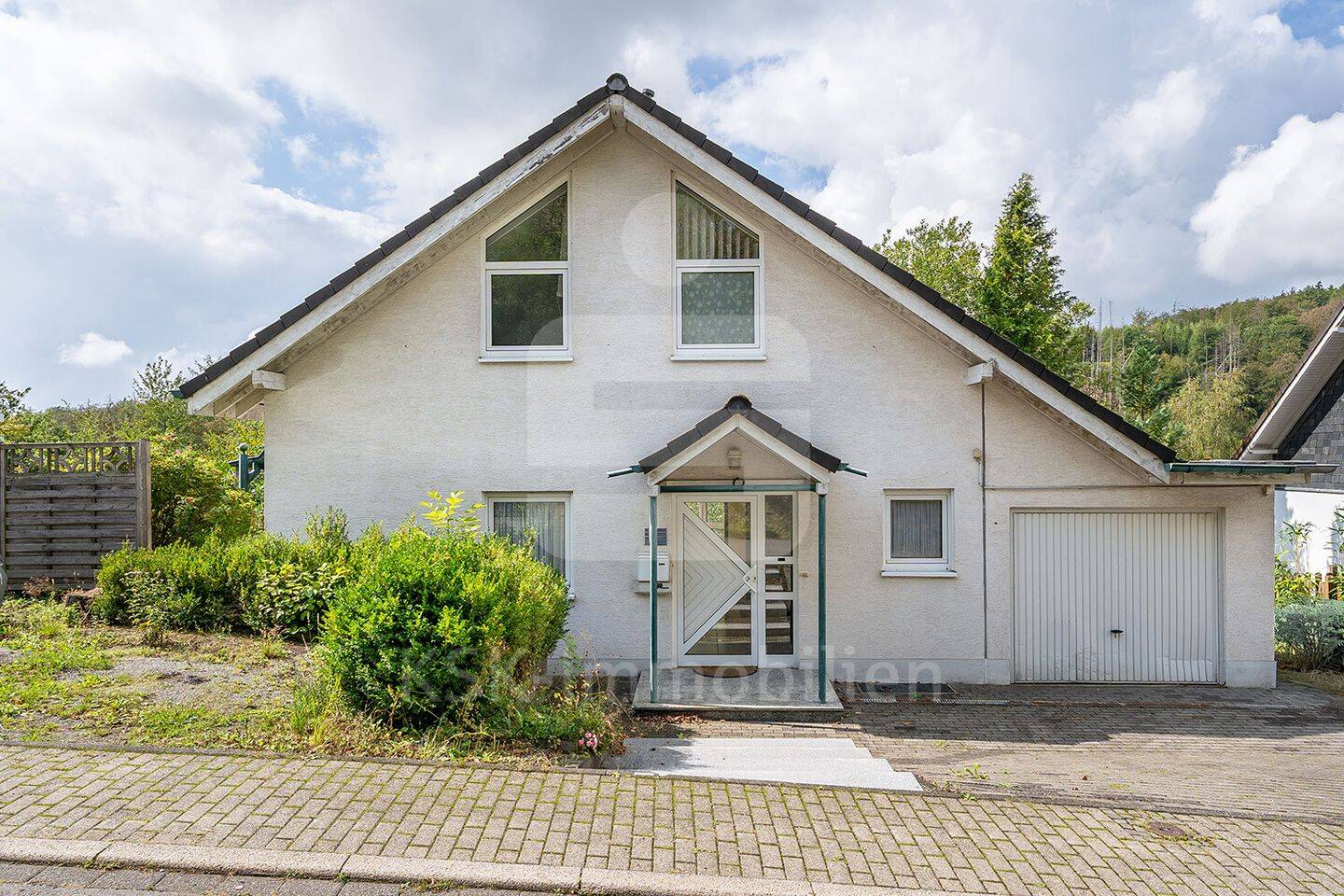 Freistehendes Einfamilienhaus mit Einliegerwohnung sucht neue Bewohner!, 42477 Radevormwald
