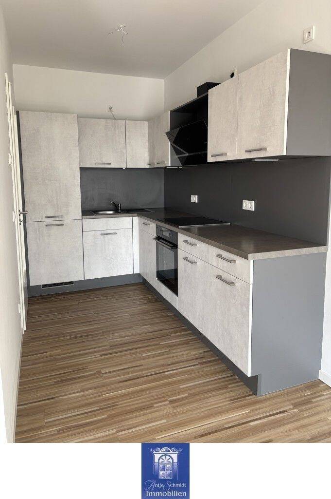 Ihre neue Wohlfühlwohnung! Großer Balkon, attraktive Ausstattung, Bad und Gästebad!, 1187 Dresden