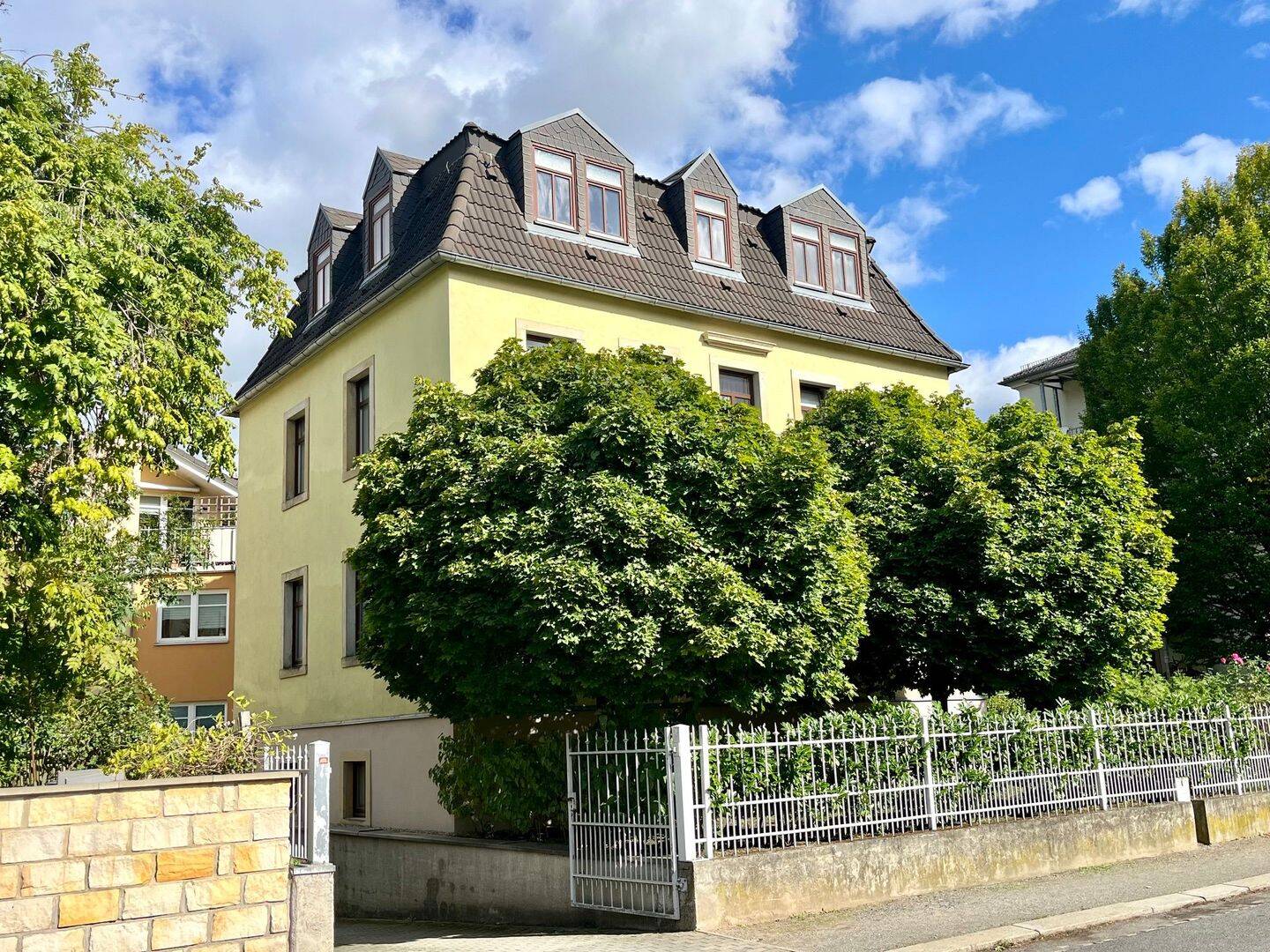 Gediegene DG Wohnung in Blasewitzer Lieblingslage zum Sofortbezug!, 1277 Dresden