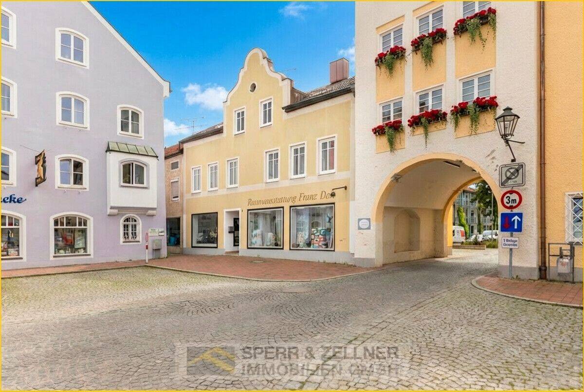 Im Herzen von Dorfen – gepflegtes Wohn- und Geschäftsgebäude: Große Gewerbeeinheit mit Schaufensterfront und 5 Wohneinheiten, 84405 Dorfen