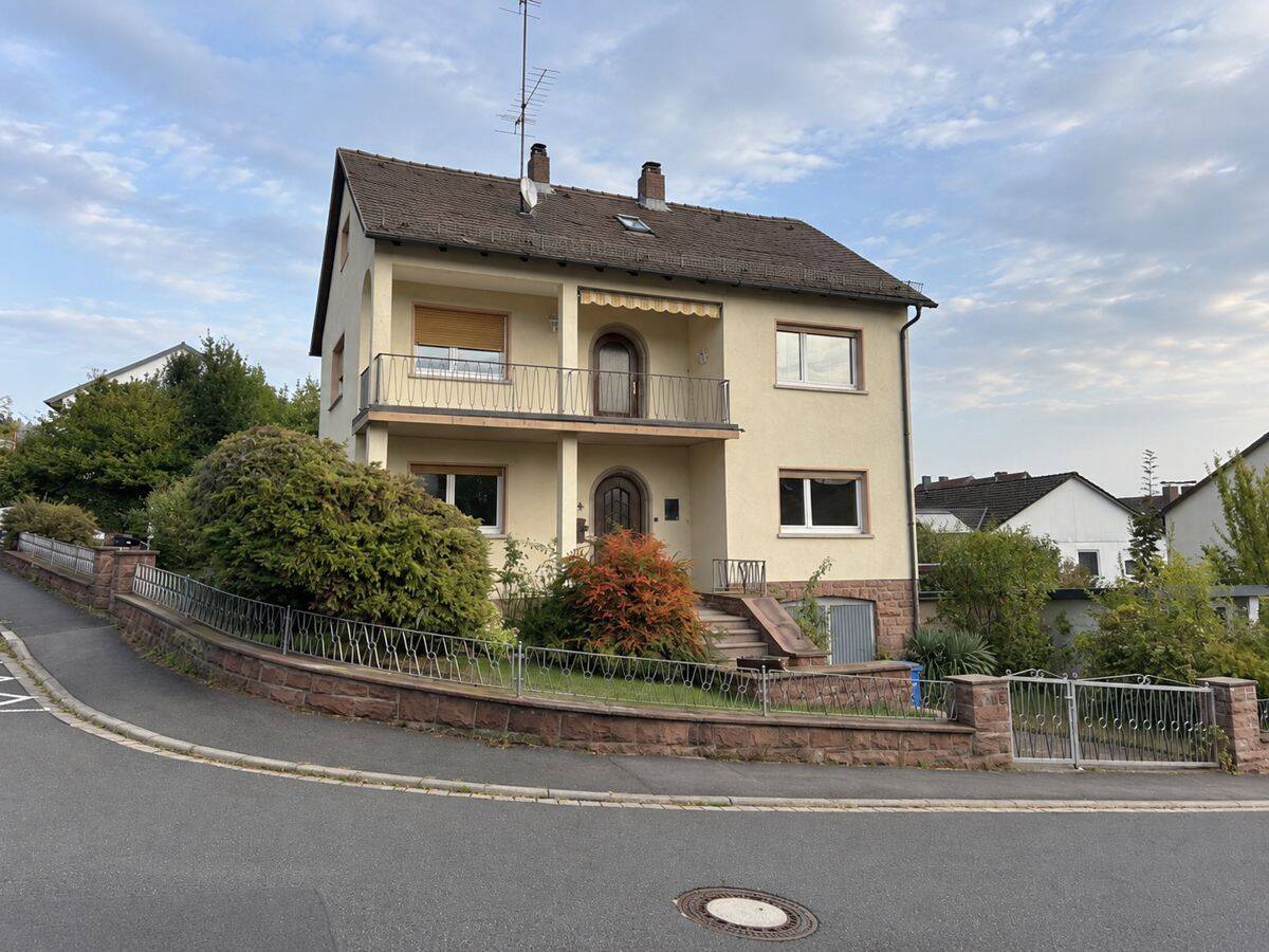 Großzügiges Einfamilienhaus mit zwei Garagen in Lohr am Main, 97816 Lohr a. Main (Lohr)