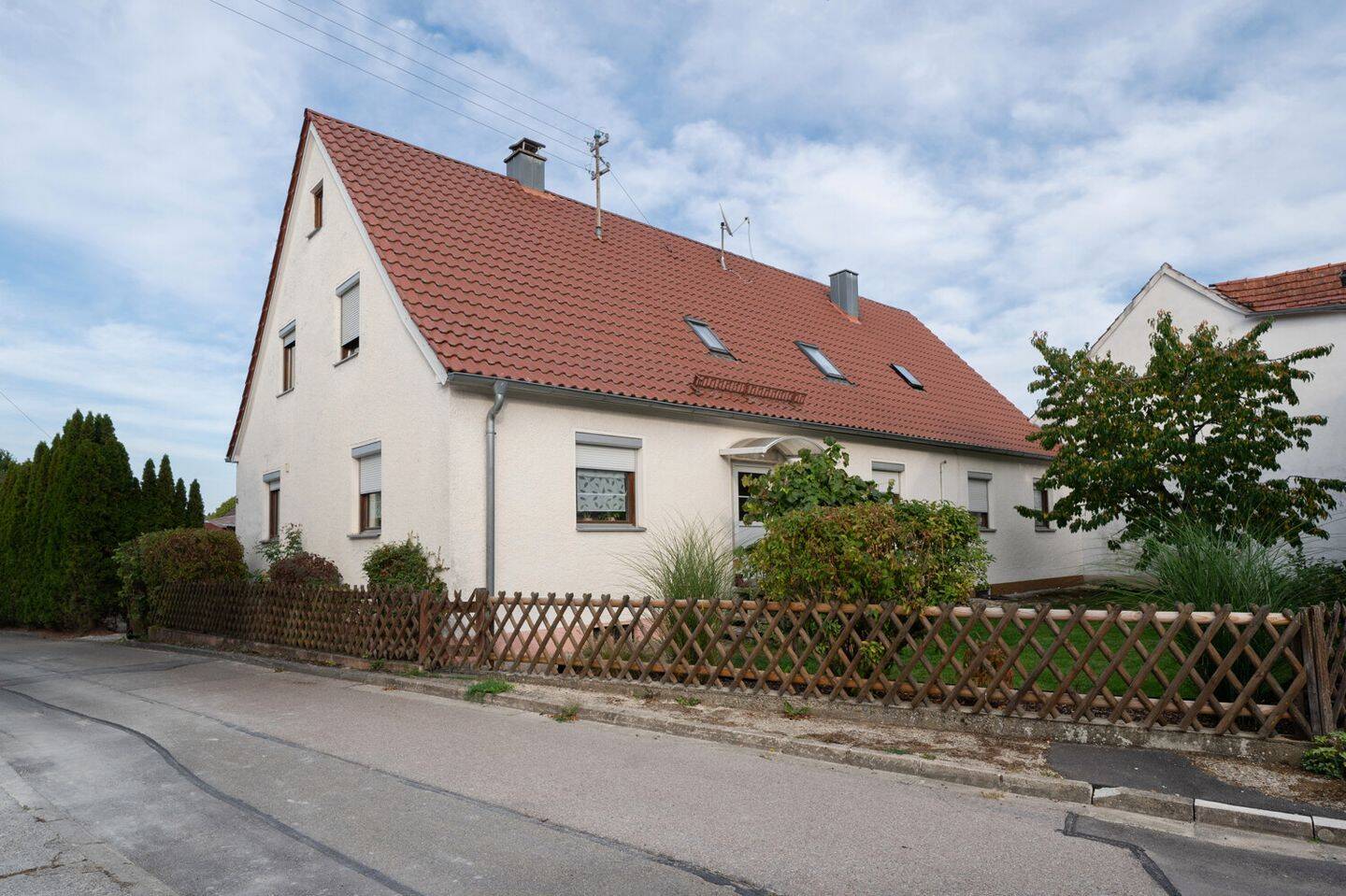 Platz für Familie, Hobby und Beruf: Haus mit Hof und Stadl auf ca. 1.095 m² in Amerdingen, 86735 Amerdingen