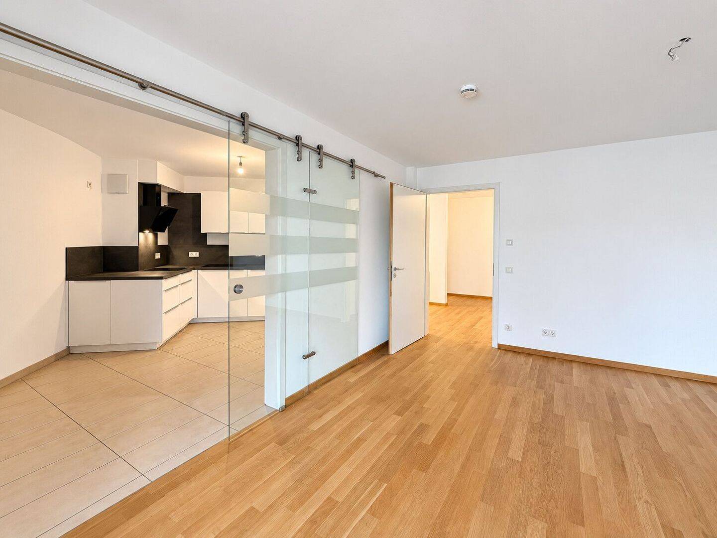 Ihre neuwertige Traumwohnung an einem bekannten Stadtplatz mit sonnigem Balkon und Brunnen- Gartenblick!, 93047 Regensburg (Innenstadt Kasernenviertel Ostenviertel Westenviertel)