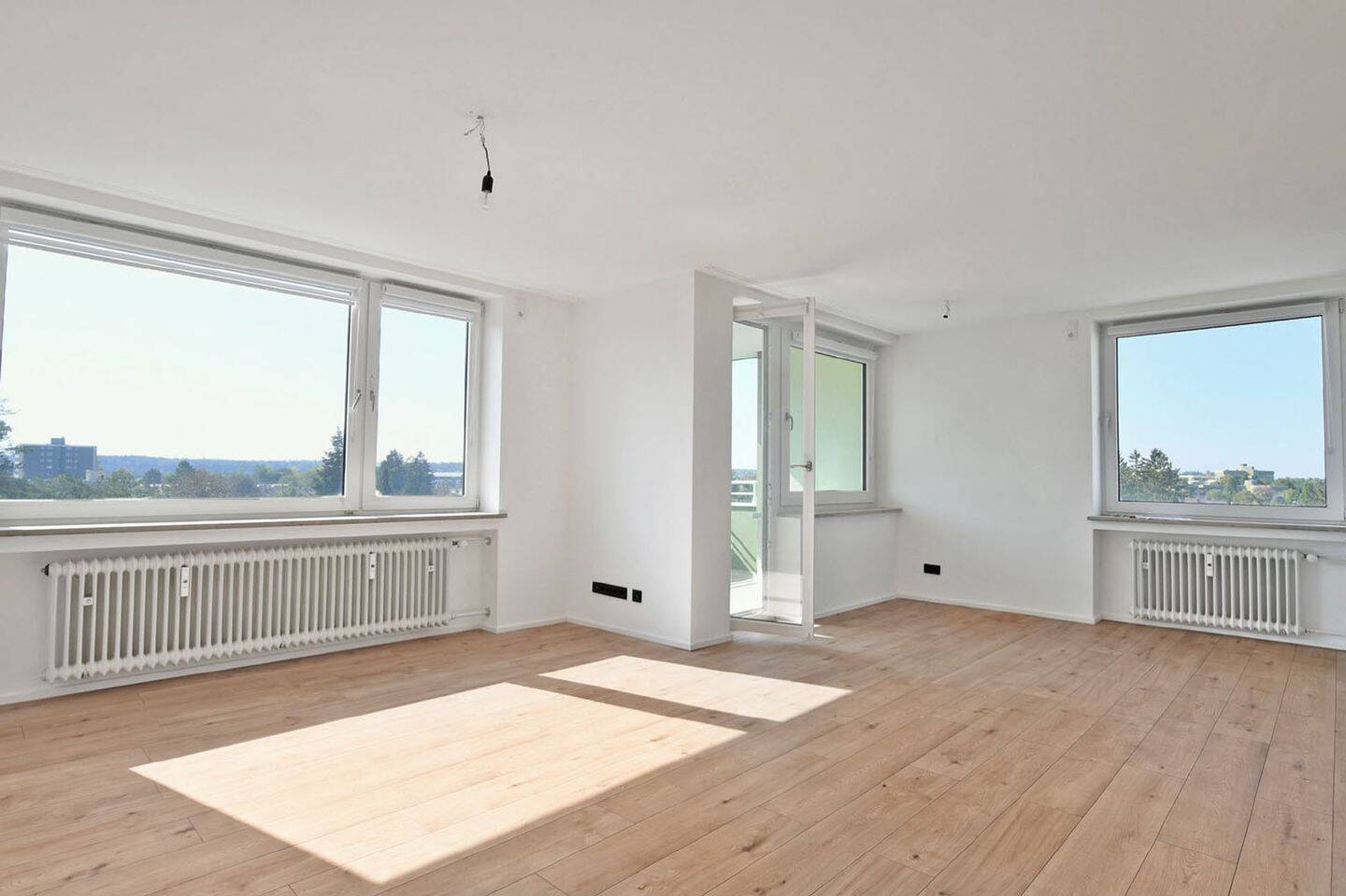 AIGNER – Helles Wohnen in Neuried: 4-Zimmer-Wohnung mit Loggia und Aufzug, 82061 Neuried