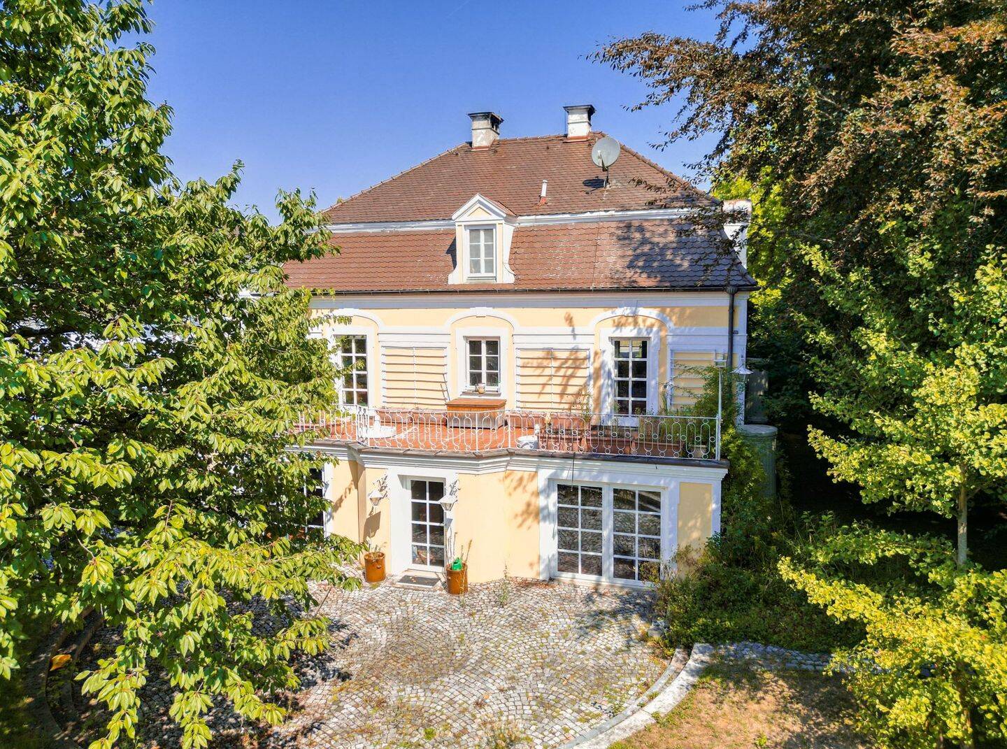 Elegante Stadtvilla mit Gartenidylle und viel Freiraum, 94550 Künzing