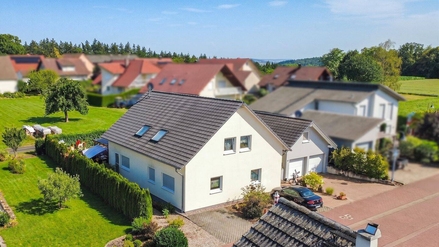 Großzügiges Wohnhaus mit Einliegerwohnung und moderner Energietechnik, 97877 Wertheim