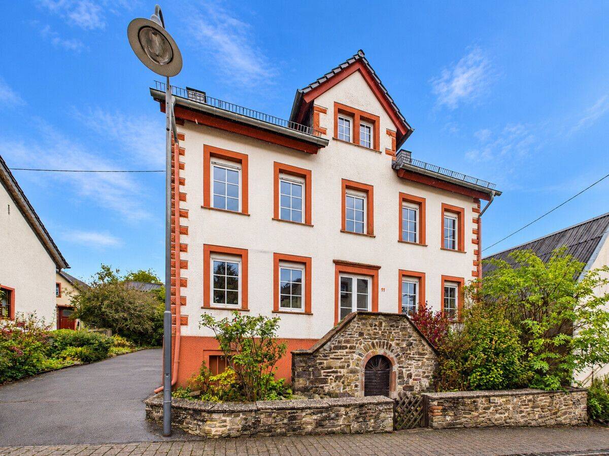 Schöne Stadtvilla mit parkähnlichen Garten und Bruchsteinscheune, 56767 Sassen