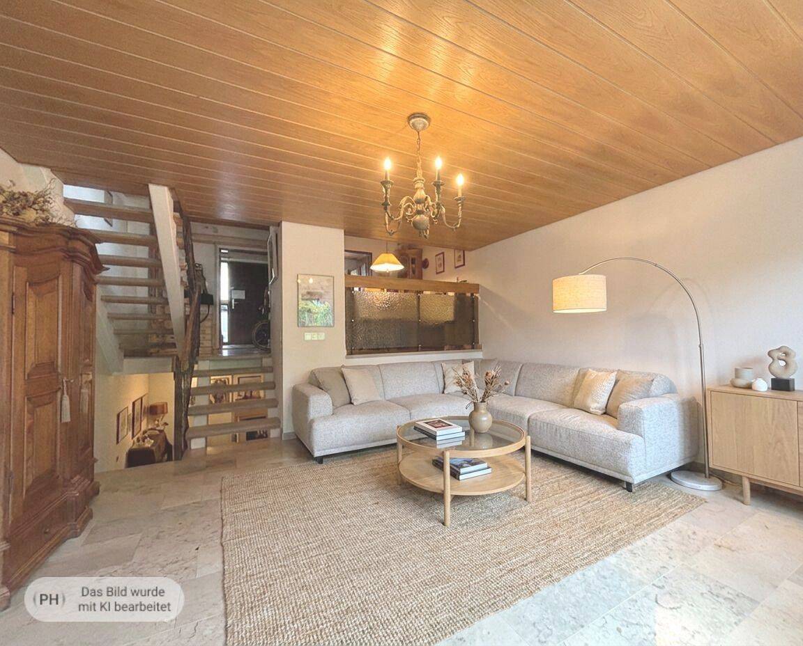 Splitlevel-Unikat in Germering: charmantes Reihenmittelhaus mit Südgarten ideal für Familien, 82110 Germering