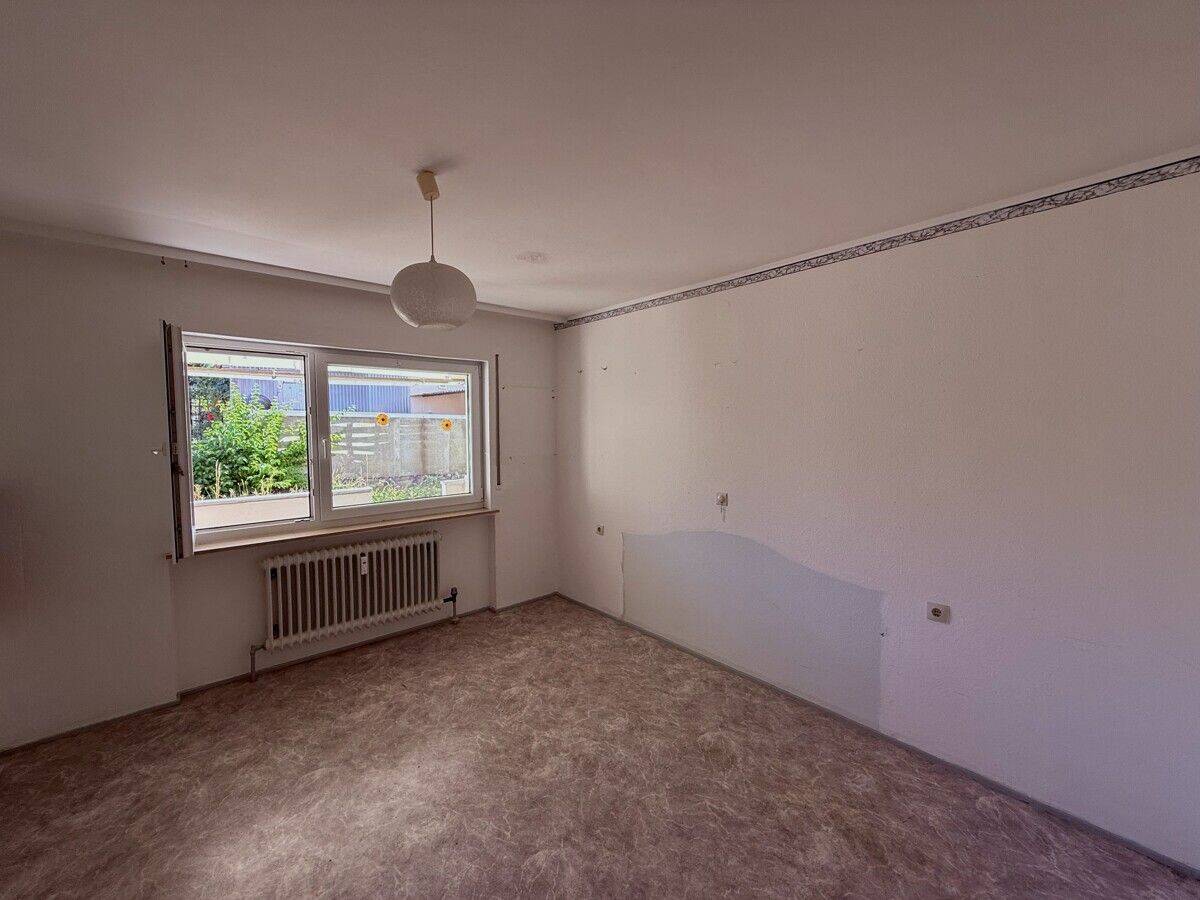 ZENTRAL GELEGENE SANIERUNGSBEDÜRFTIGE 2 – ZIMMERWOHNUNG MIT AUSSENSTELLPLATZ, 74906 Bad Rappenau