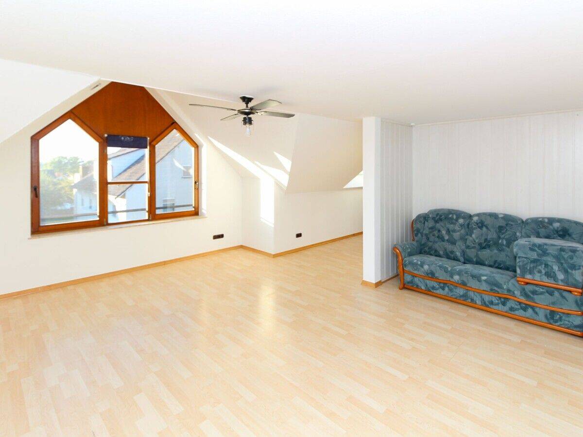 Gemütliches Dachgeschoss-Apartment mit Einbauküche in Mittelkalbach, 36148 Kalbach