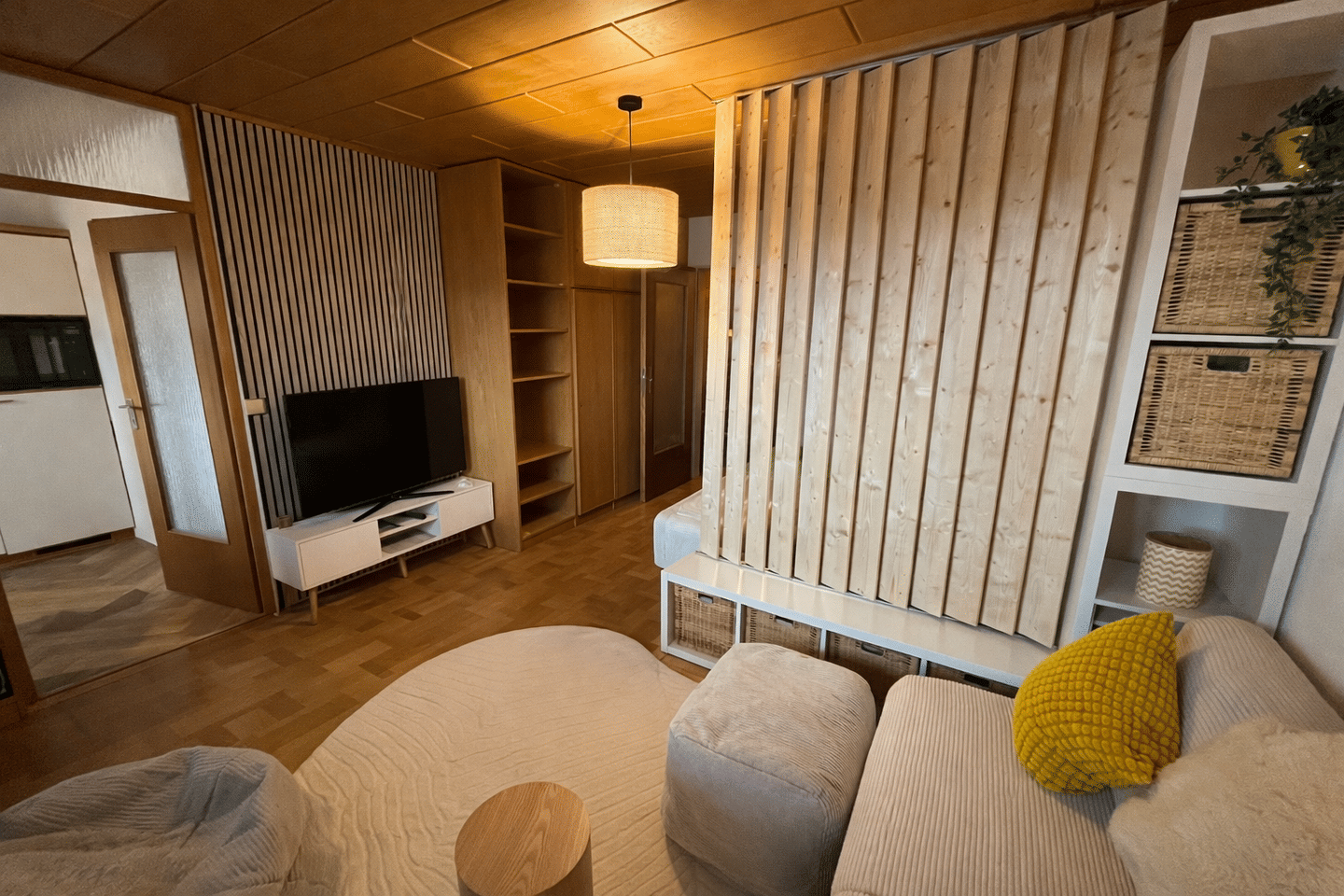 Mittendrin zwischen Zentrum und Natur – mit Blick auf Passau: Modernisierte Wohnung in der Passauer Innstadt mit Balkon, Parkplatz und Kellerabteil, 94032 Passau (Altstadt Haidenhof-Nord Haidenhof-Süd Innstadt)