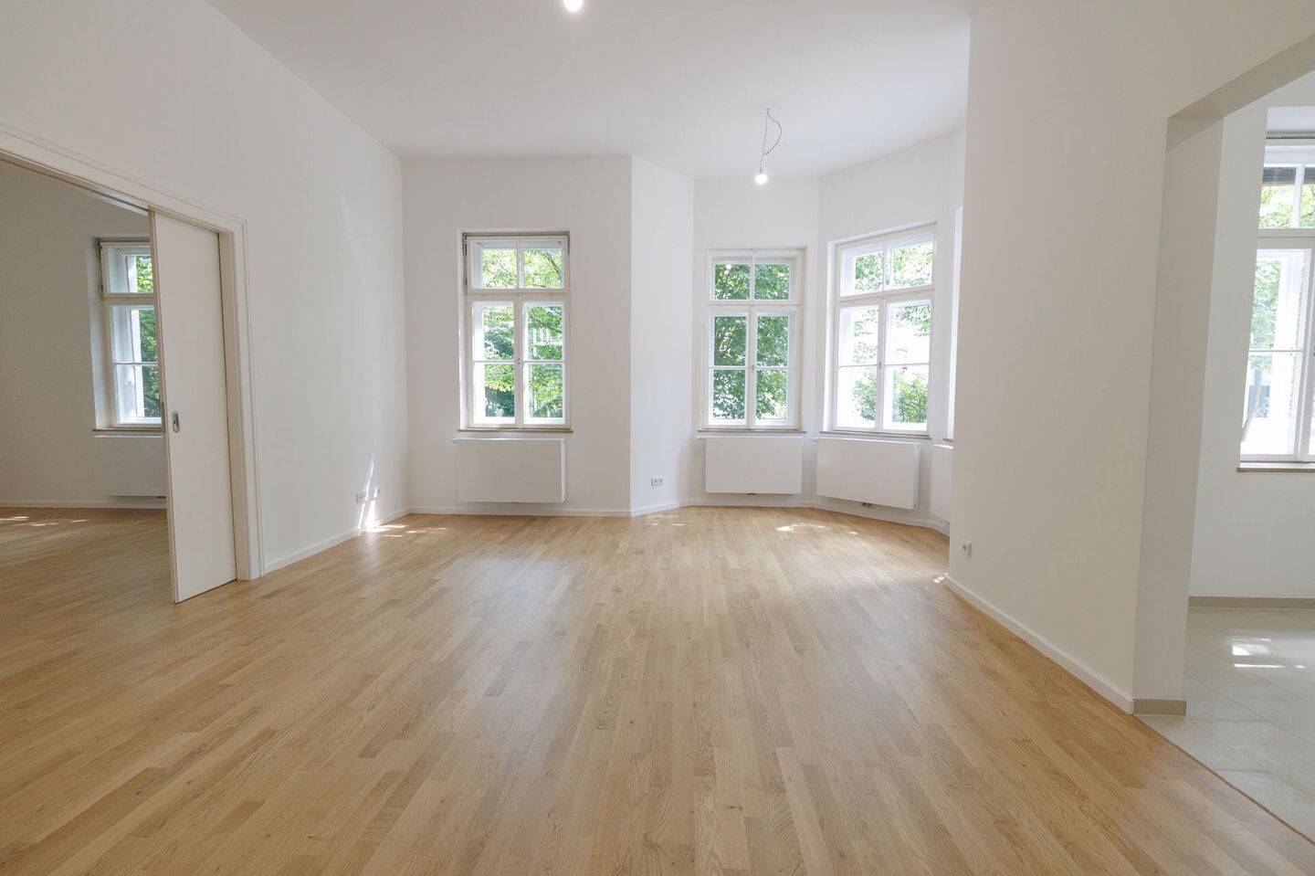 AIGNER – Großzügige Altbauwohnung mit Wintergarten und Loggia im Herzen von Nymphenburg, 80639 München (Laim Neuhausen-Nymphenburg)