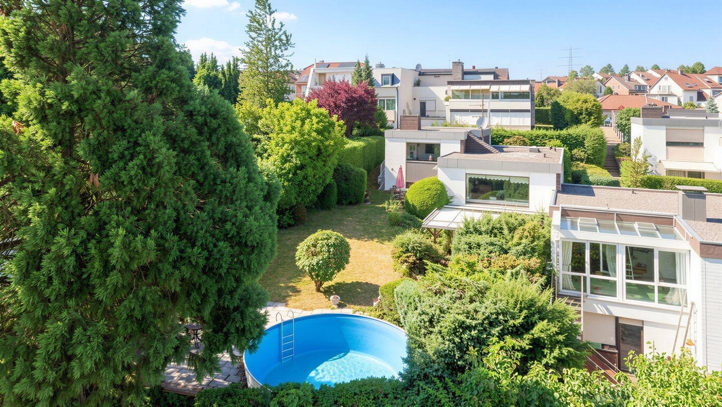 ein besonderes Haus: Einfamilienhaus und großem Garten mit Pool in bevorzugter Wohnlage von Velbert, 42549 Velbert