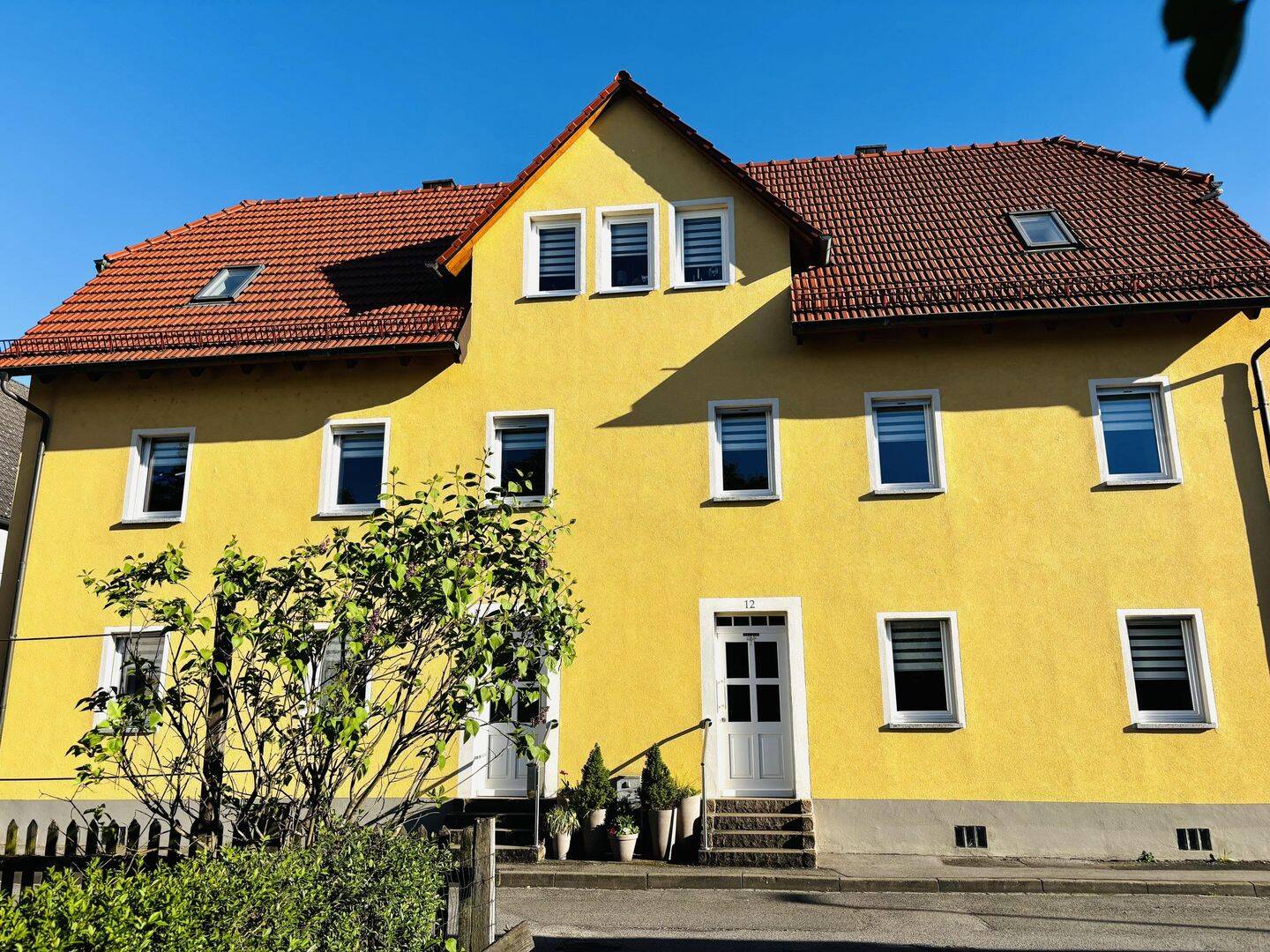 *WOHNEN AM FLUSS* Schmuckes Doppelhaus mit zwei verbundenen Wohnungen, Doppelgarage und hübschem Garten direkt am Main!, 97483 Eltmann