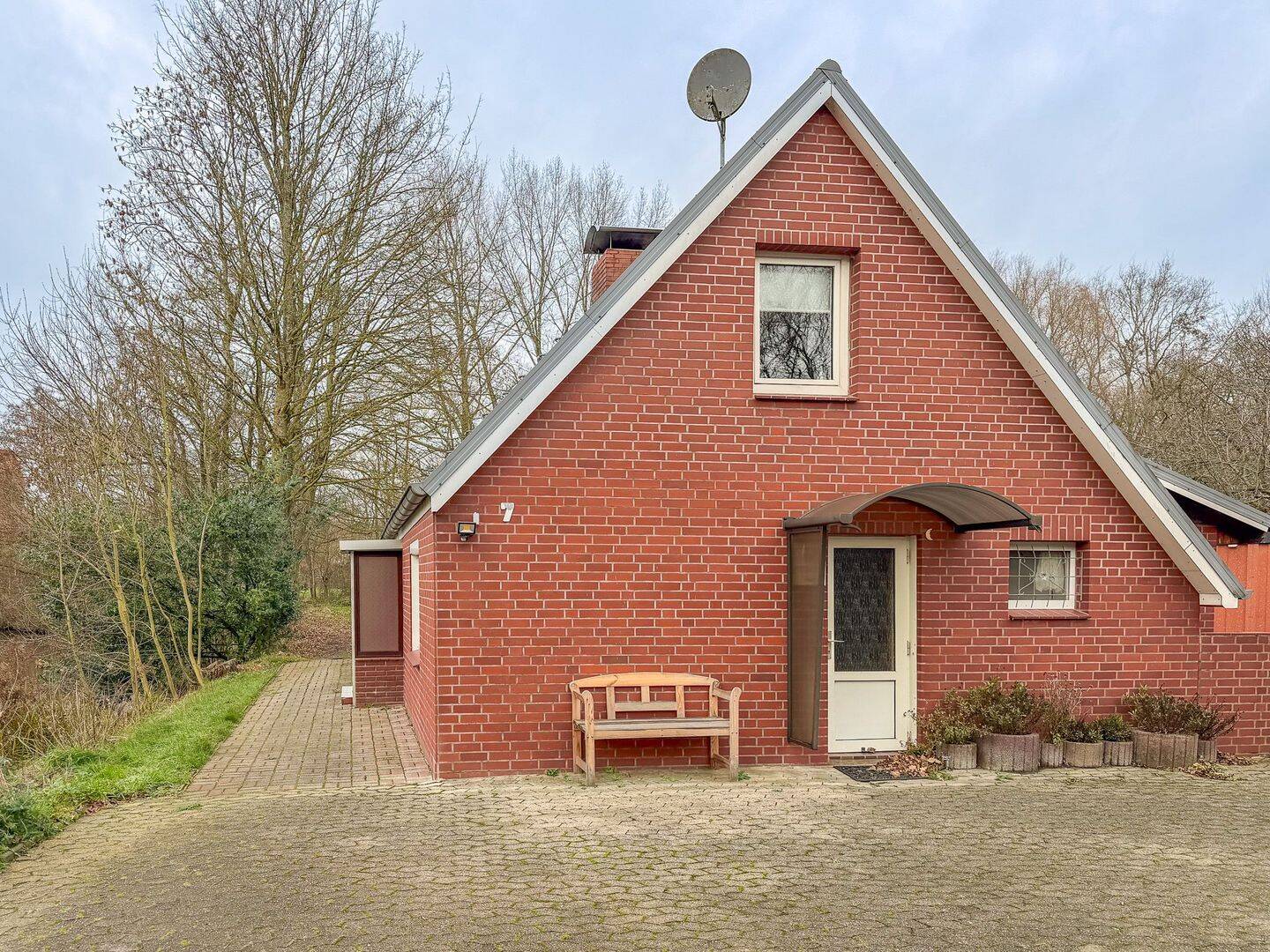 Charmantes Haus in einzigartiger Wasserlage, 21775 Ihlienworth