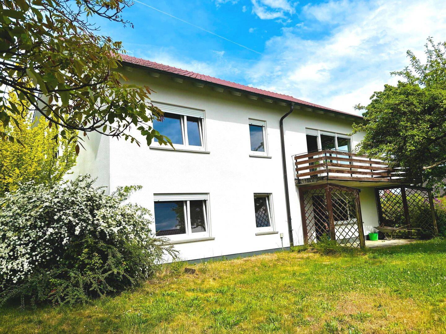 Top-Lage! Ruhig, sonnig und viel Grün umgebenes Haus mit Einliegerwohnung, Doppelgarage und Garten, Wfl. 180m², Grund 868m², 97437 Haßfurt