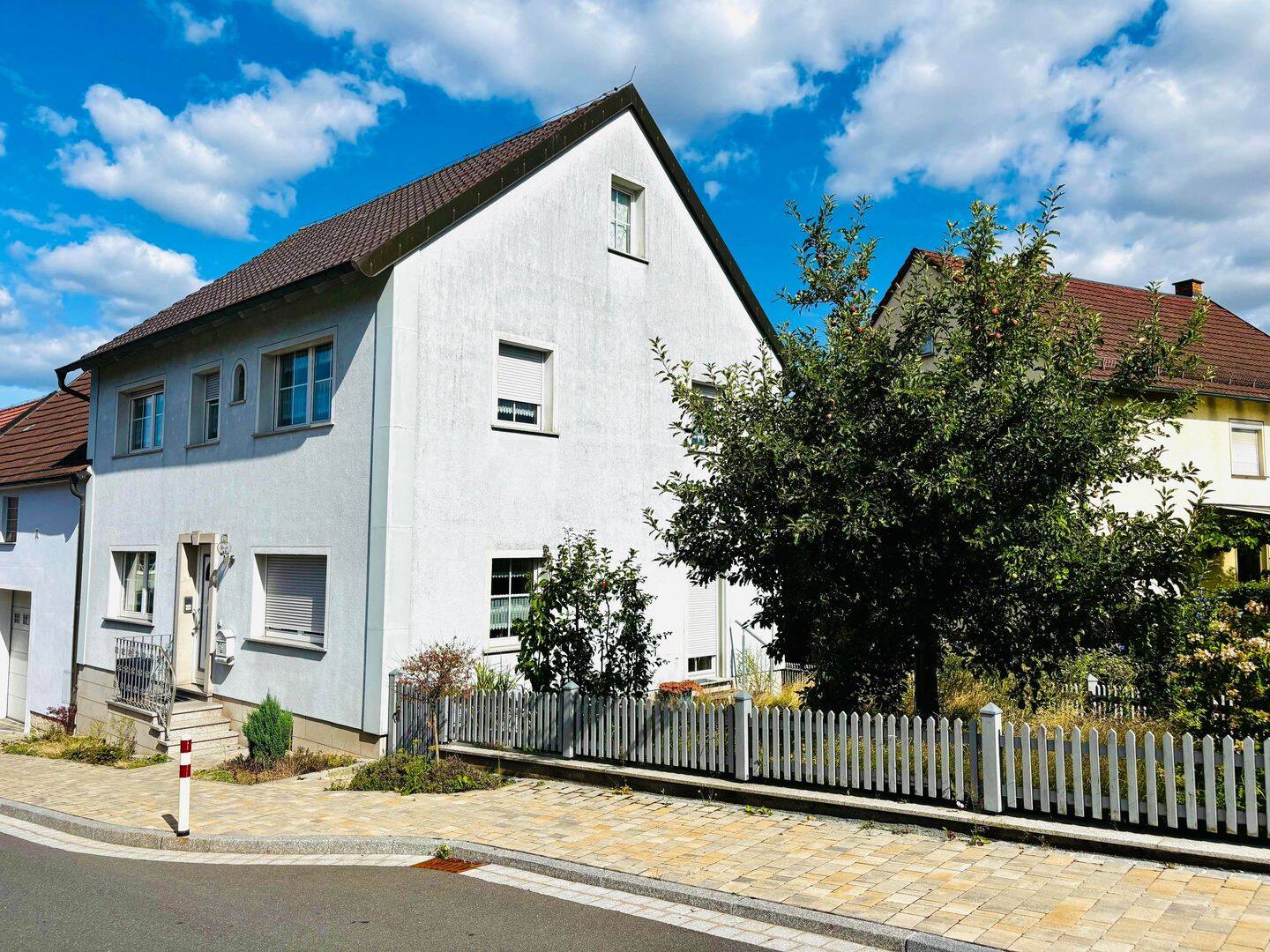 *FAMILIENFREUNDLICH & UMFASSEND MODERNISIERT* Sofort beziehbares Haus mit Nebengebäuden und Garten, Wfl. 130m², Grund 394m², 97514 Oberaurach