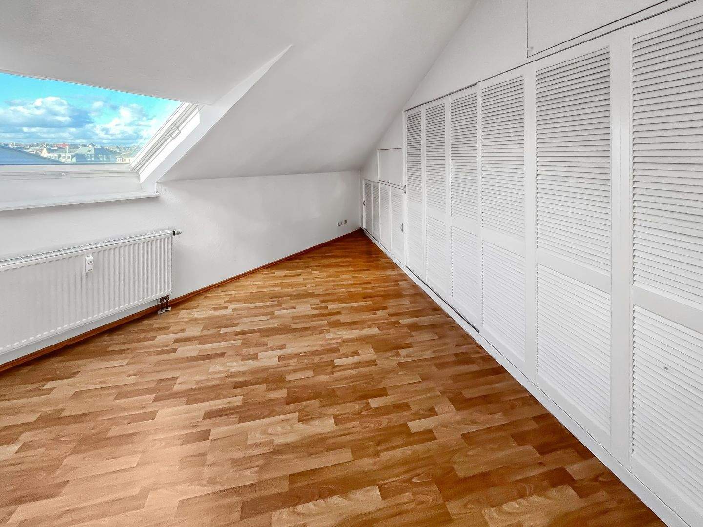 Wo Licht den Raum erfüllt – mit Blick über Dresden, bezugsfreie Dachgeschosswohnung – 1159 Dresden – Vorschaubild 4