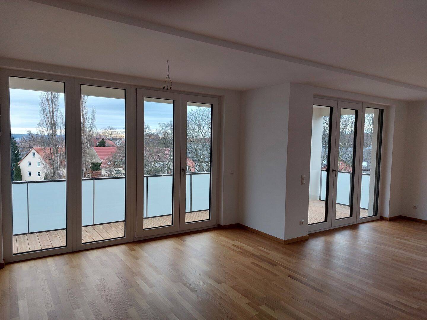 bezugsfertige Familienwohnung – unverbauter Weitblick – 5 Zimmer, 2 Bäder, 2 große Balkone – 1159 Dresden – Vorschaubild 3