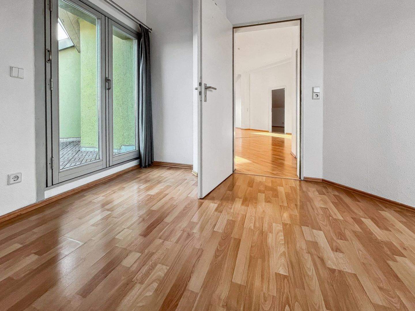 Wo Licht den Raum erfüllt – mit Blick über Dresden, bezugsfreie Dachgeschosswohnung – 1159 Dresden – Vorschaubild 5