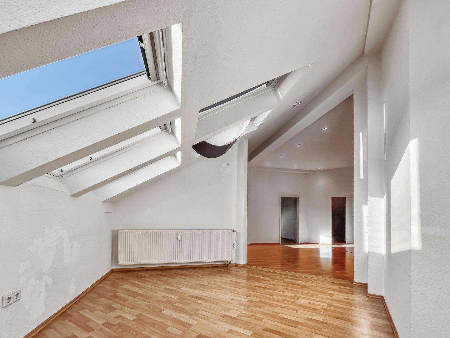 Wo Licht den Raum erfüllt – mit Blick über Dresden, bezugsfreie Dachgeschosswohnung – 1159 Dresden – Vorschaubild 6