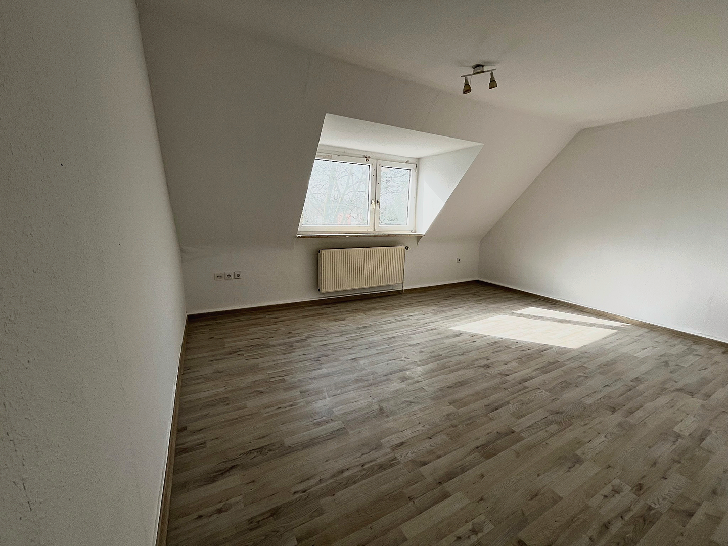 Frisch sanierte 4-Zimmer-DG-Wohnung, 45889 Gelsenkirchen (Bismarck)