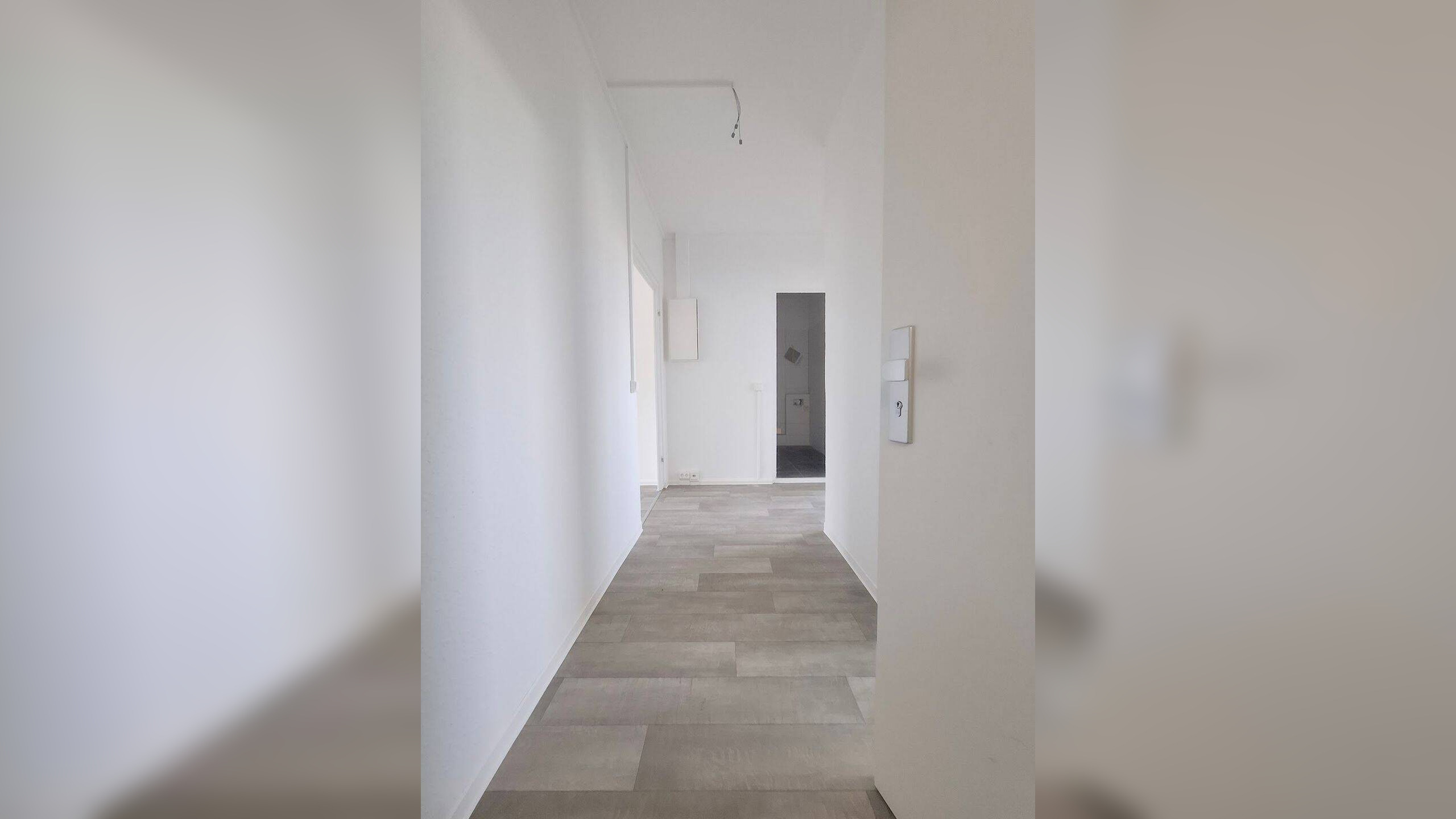 Frisch sanierte Dachgeschosswohnung mit Balkon und Spielplatz in ruhiger Lage – Chemnitz – Vorschaubild 4