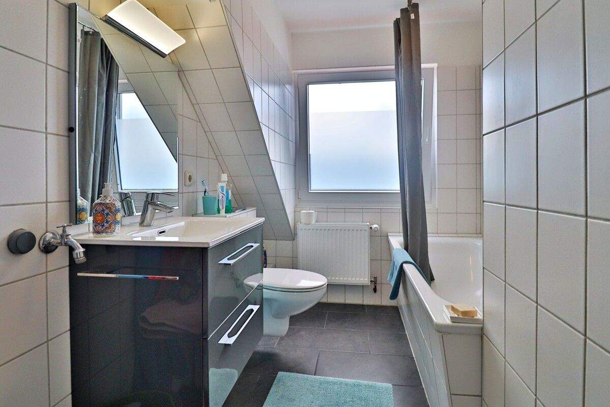 Renovierte Dachgeschosswohnung in Husum – sofort bezugsfrei mit Stellplatz und Glasfaseranschluss, 25813 Husum