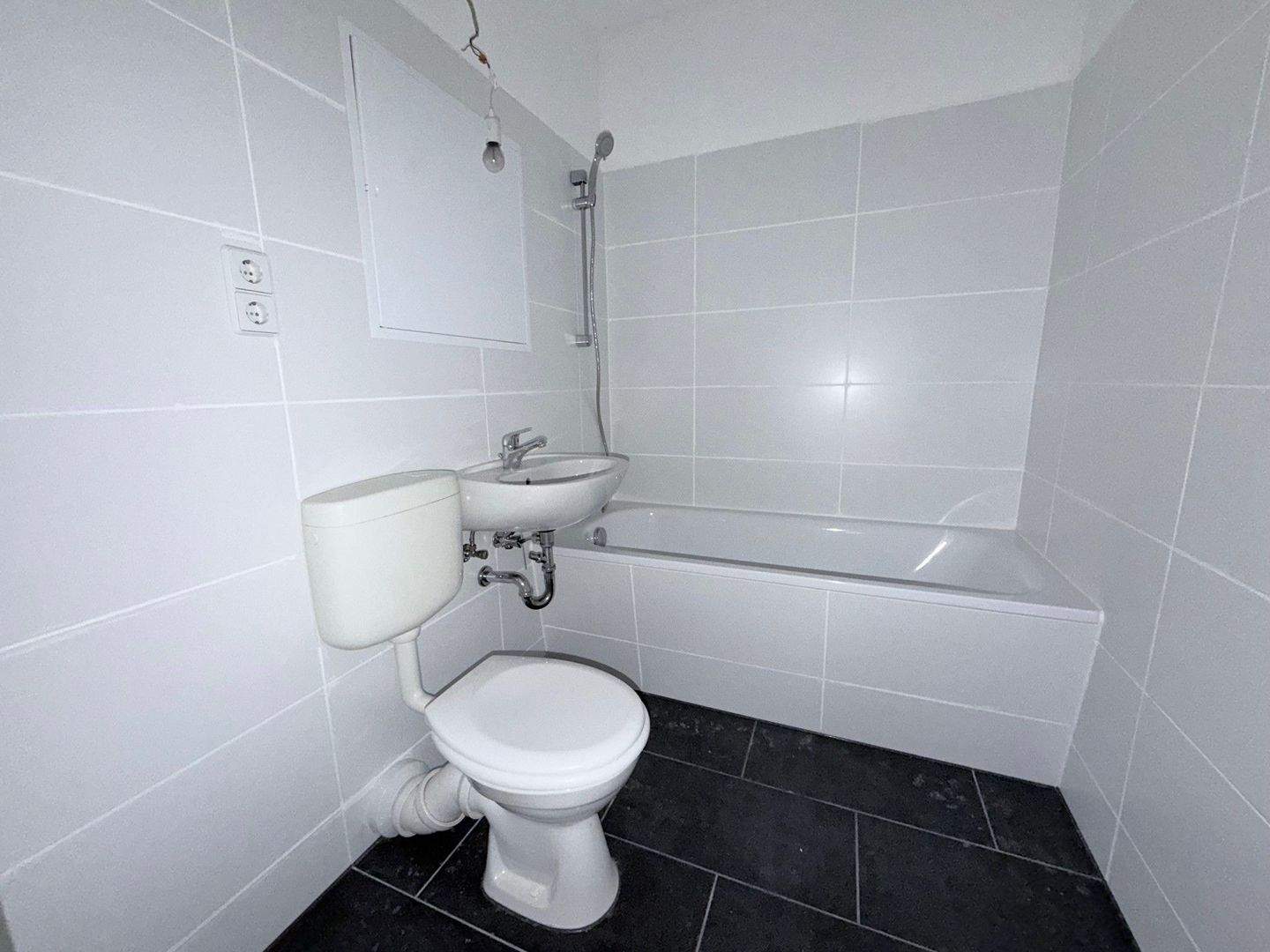 **Achtung 1 Monat Mietfrei **gemütliche und große 3 Zimmer Wohnung mit Wanne im 1. OG** – 8529 Plauen – Vorschaubild 4