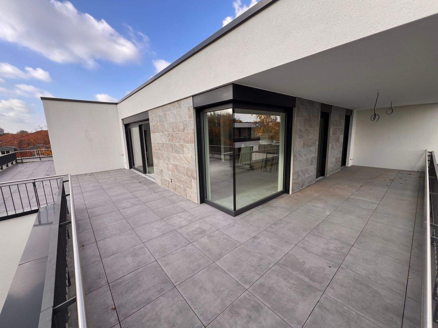 NEUBAU-PENTHOUSE mit XXL-DACHTERRASSE | Auenwaldblick & Stadionnähe | Kamin | 3 TG-Stellplätze – Leipzig – Vorschaubild 4