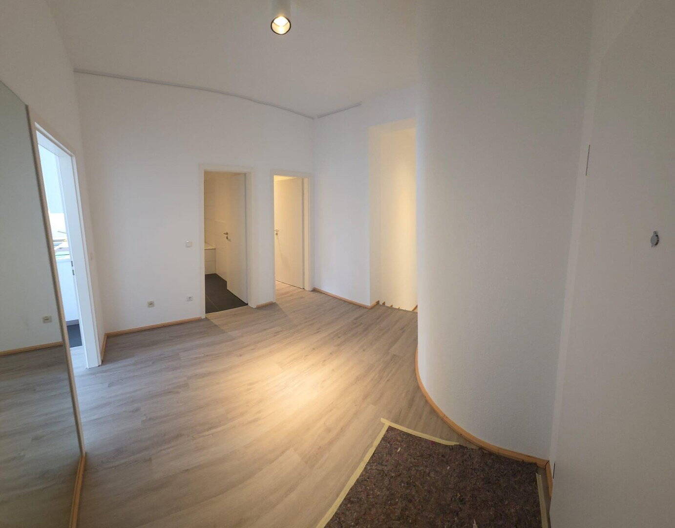 Stilvolle Split-Level-Loftwohnung mit Garten in sanierter Fabrik mit TG Stellplatz – 40489 Düsseldorf – Vorschaubild 3