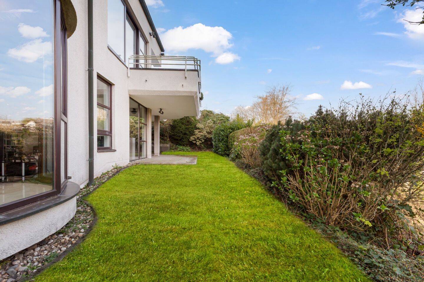 Wohnen wie im eigenen Haus: 4-Zimmer-Oase mit Kamin, Terrasse & Garage