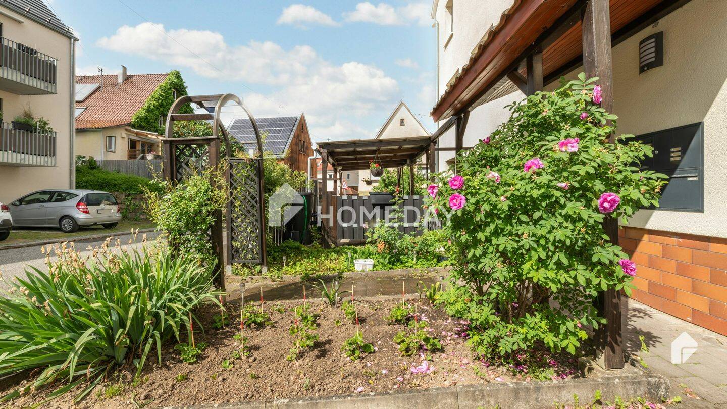 Gepflegtes, teilvermietetes MFH mit 3 Wohnungen und Ausbaureserve für eine weitere Wohnung!, 72768 Reutlingen