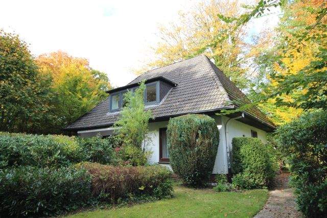 AHRENSBURG: Attraktive Villa mit viel Potential in Toplage im Alleenviertel, 22926 Ahrensburg