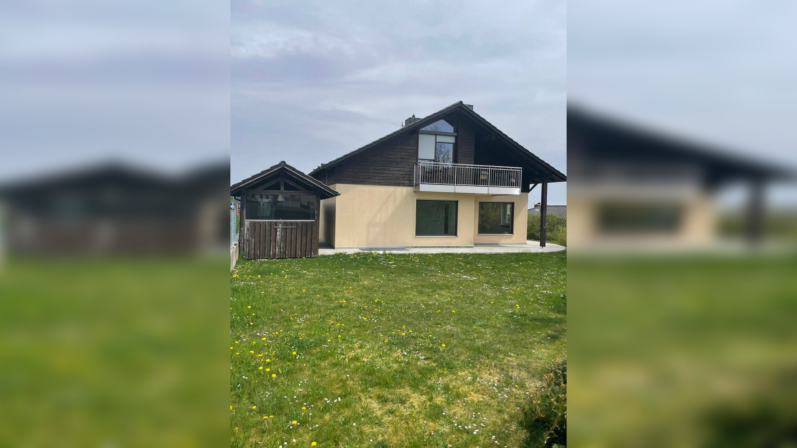 Freistehendes Zweifamilienwohnhaus mit pflegeleichtem Garten und Doppelgarage in exponierter Lage und Blick nach Kelheim, 93346 Ihrlerstein
