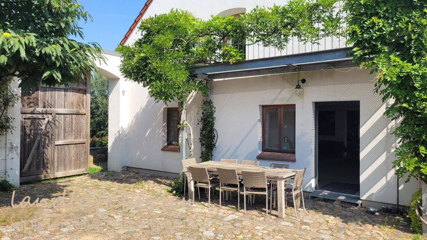 Ein modernes Haus hinter alten Mauern, 17209 Fincken