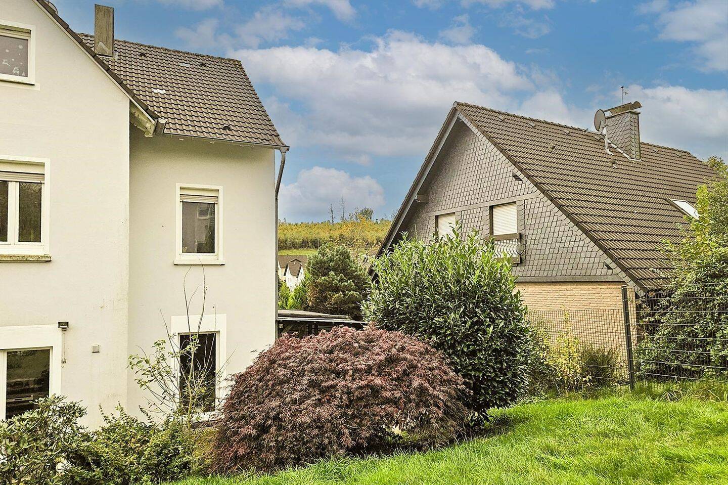 Ein-/Zweifamilienhaus mit Garage, Doppelcarport und Garten, 58553 Halver
