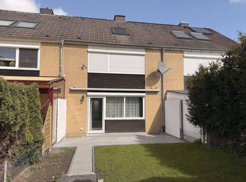 Auf Erbpacht: Erst 2025 komplett modernisiertes Reihenmittelhaus in Hi.-Drispenstedt, 31135 Hildesheim