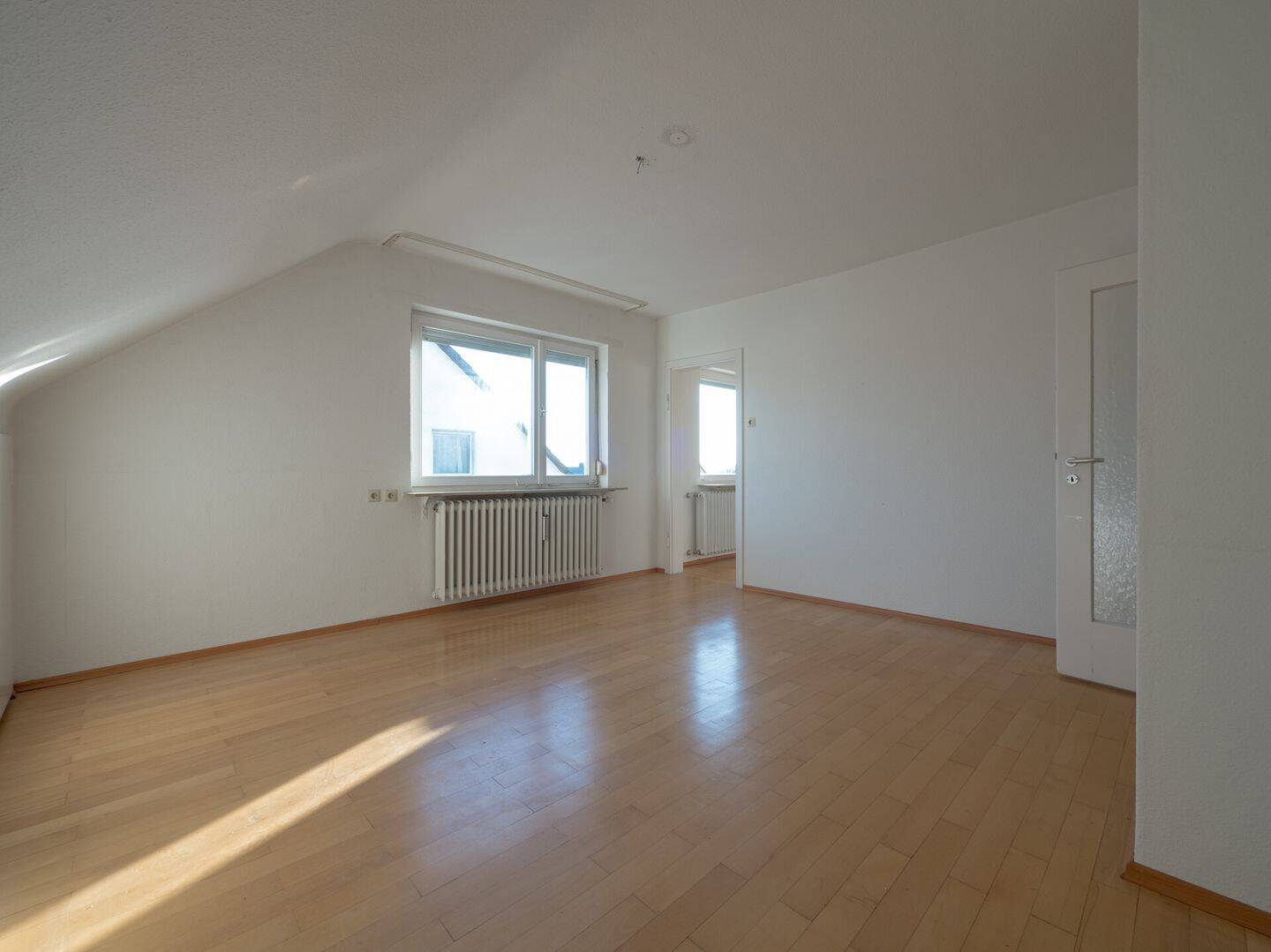 Sonnenberg-Juwel: Helle 3-Zimmer-Dachgeschoss-Wohnung mit Gartenflair