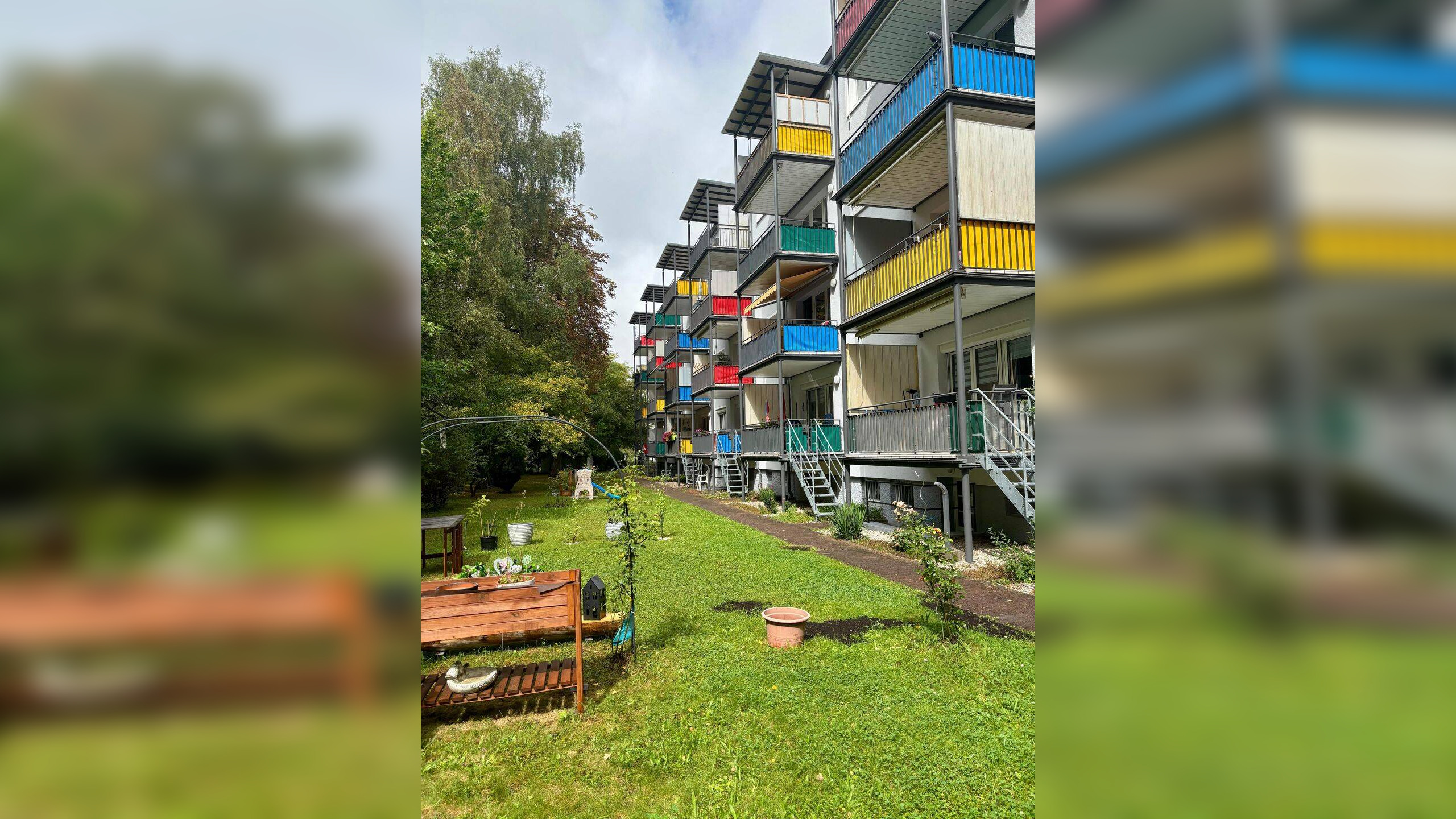 Bad mit Fenster, großer Balkon, mit Gartenantei, und Stellplatz